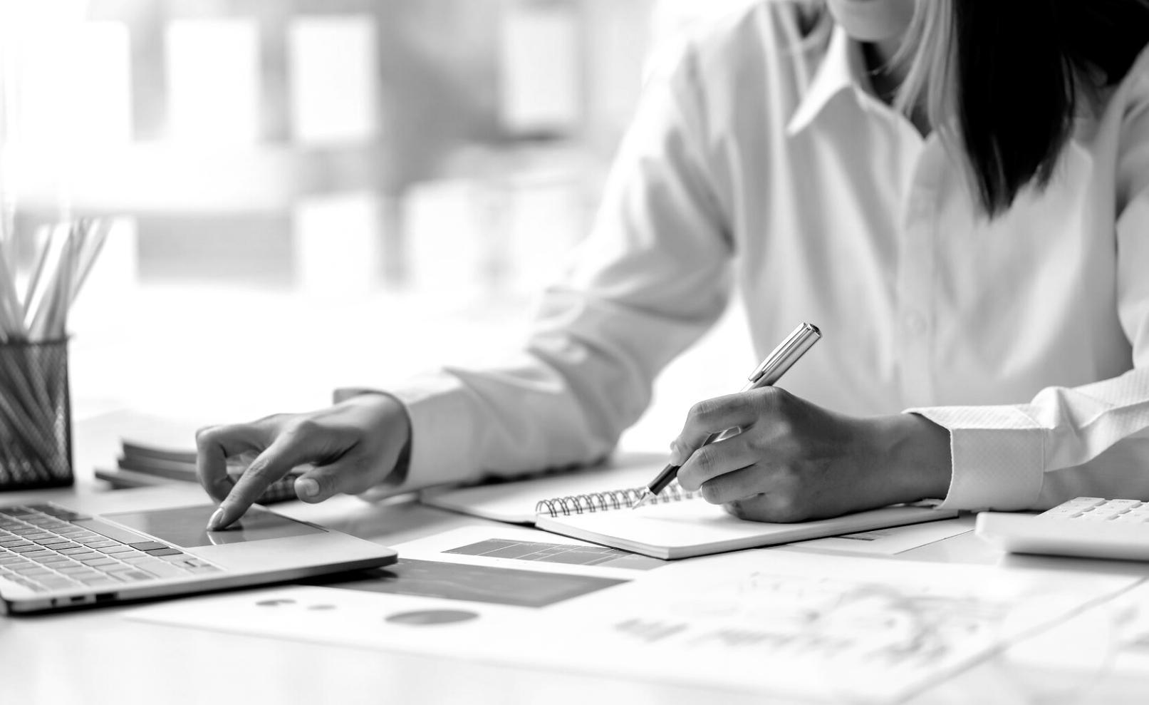 Participant travaillant sur une stratégie de contenu SEO